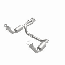 Load image into Gallery viewer, MagnaFlow DF Catalytic Conv OEM 2005 GMC Sierra/Chevrolet Silverado 1500/Cadillac Escalade Underbody