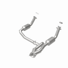 Load image into Gallery viewer, MagnaFlow DF Catalytic Conv OEM 2005 GMC Sierra/Chevrolet Silverado 1500/Cadillac Escalade Underbody