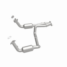 Load image into Gallery viewer, MagnaFlow DF Catalytic Conv OEM 2005 GMC Sierra/Chevrolet Silverado 1500/Cadillac Escalade Underbody