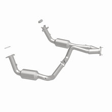 Load image into Gallery viewer, MagnaFlow DF Catalytic Conv OEM 2005 GMC Sierra/Chevrolet Silverado 1500/Cadillac Escalade Underbody