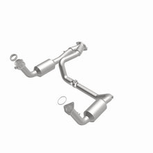 Load image into Gallery viewer, MagnaFlow DF Catalytic Conv OEM 2005 GMC Sierra/Chevrolet Silverado 1500/Cadillac Escalade Underbody