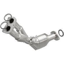 Load image into Gallery viewer, MagnaFlow Direct Fit Catalytic Converter 01-04 Tacoma 2.7L front 49S