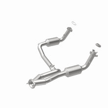 Load image into Gallery viewer, MagnaFlow DF Catalytic Conv OEM 2005 GMC Sierra/Chevrolet Silverado 1500/Cadillac Escalade Underbody