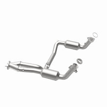 Load image into Gallery viewer, MagnaFlow DF Catalytic Conv OEM 2005 GMC Sierra/Chevrolet Silverado 1500/Cadillac Escalade Underbody