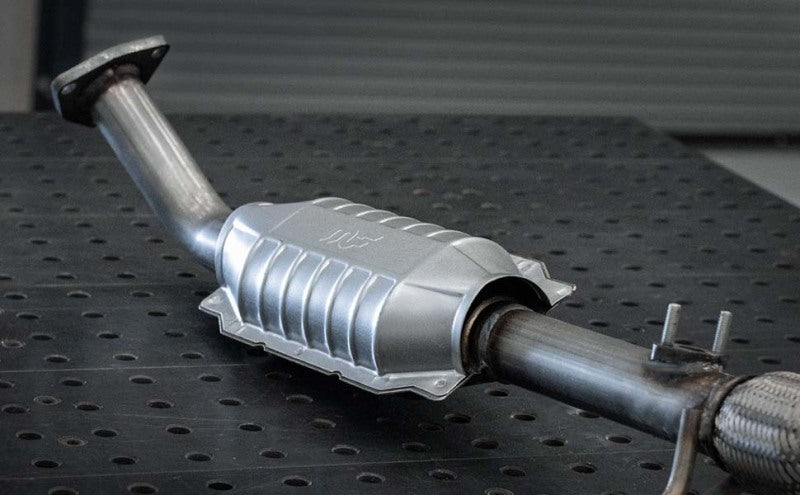 MagnaFlow Direct Fit Catalytic Converter 00-8/04 Toyota Tundra 4.7L P/S Front