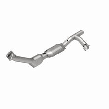 Load image into Gallery viewer, MagnaFlow Direct Fit Catalytic Converter 99-02 Expedition 5.4L 4wd