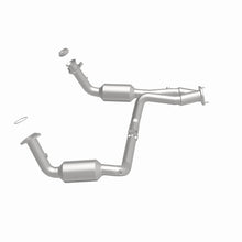 Load image into Gallery viewer, MagnaFlow DF Catalytic Conv OEM 2005 GMC Sierra/Chevrolet Silverado 1500/Cadillac Escalade Underbody