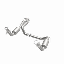 Load image into Gallery viewer, MagnaFlow DF Catalytic Conv OEM 2005 GMC Sierra/Chevrolet Silverado 1500/Cadillac Escalade Underbody