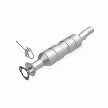 Load image into Gallery viewer, MagnaFlow Direct Fit Catalytic Converter 07-08 E-350 Super Duty 5.4 &amp; 6.8 L OEM Underbody