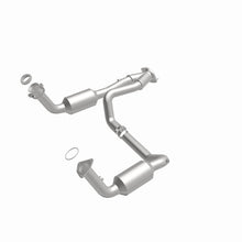 Load image into Gallery viewer, MagnaFlow DF Catalytic Conv OEM 2005 GMC Sierra/Chevrolet Silverado 1500/Cadillac Escalade Underbody