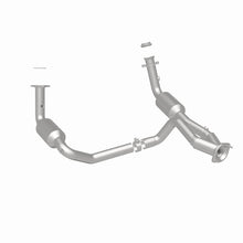 Load image into Gallery viewer, MagnaFlow DF Catalytic Conv OEM 2005 GMC Sierra/Chevrolet Silverado 1500/Cadillac Escalade Underbody