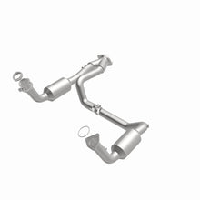 Load image into Gallery viewer, MagnaFlow DF Catalytic Conv OEM 2005 GMC Sierra/Chevrolet Silverado 1500/Cadillac Escalade Underbody